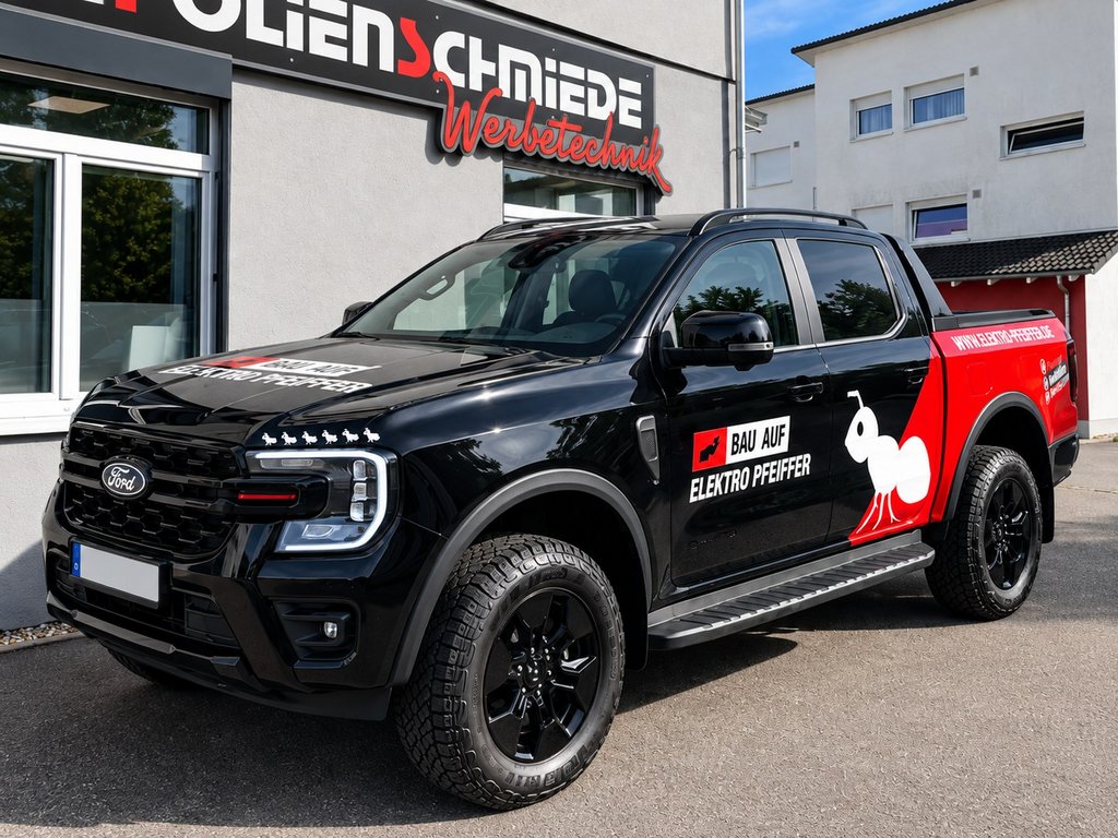 Schwarzer Ford Ranger mit rot-weißer Fahrzeugbeschriftung für BAU AUF Elektro Pfeiffer
