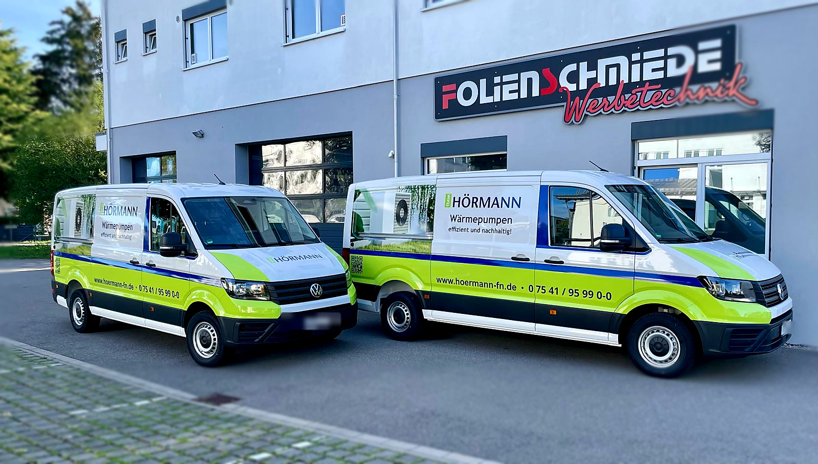 Zwei beschriftete VW Crafter für Team Hörmann