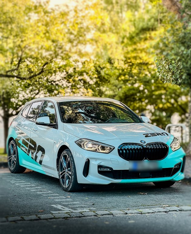 BMW 1er mit aufmerksamkeitsstarker Fahrschulbeschriftung