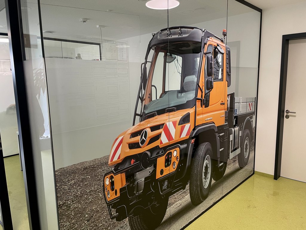 Individuell bedruckte Glaswand mit Fahrzeugmotiv