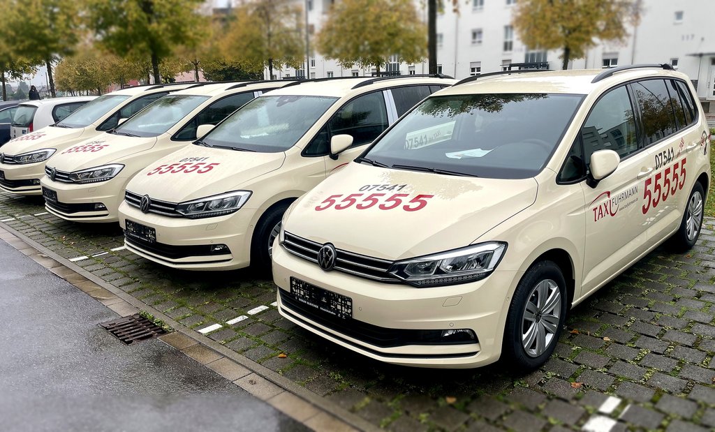 Beschrifteter Taxi-Fuhrpark von Fuhrmann