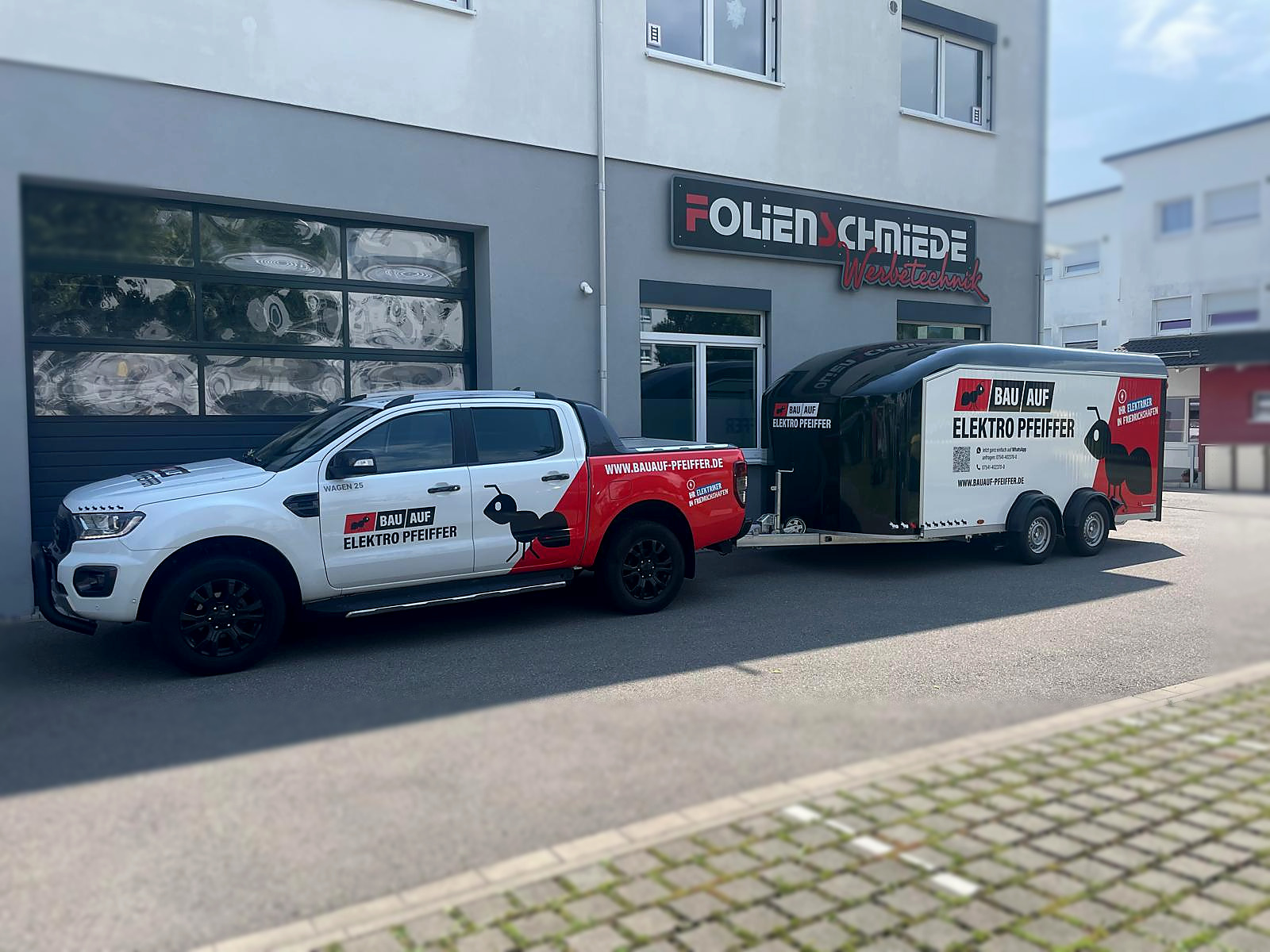 Beschrifteter Firmenfuhrpark von BAU AUF Elektro Pfeiffer