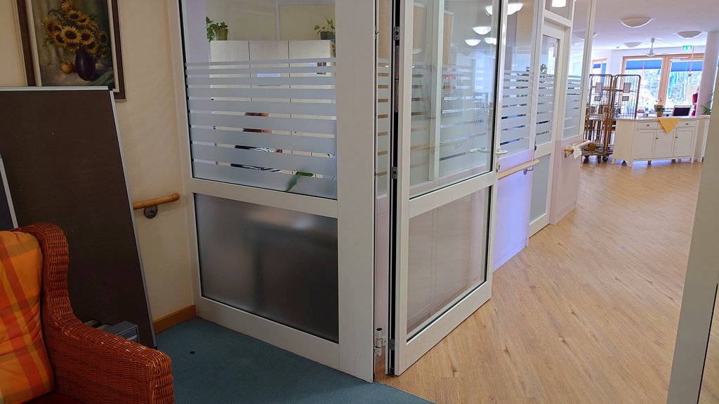 Moderner Sichtschutz aus Glasdekorfolie im Büro