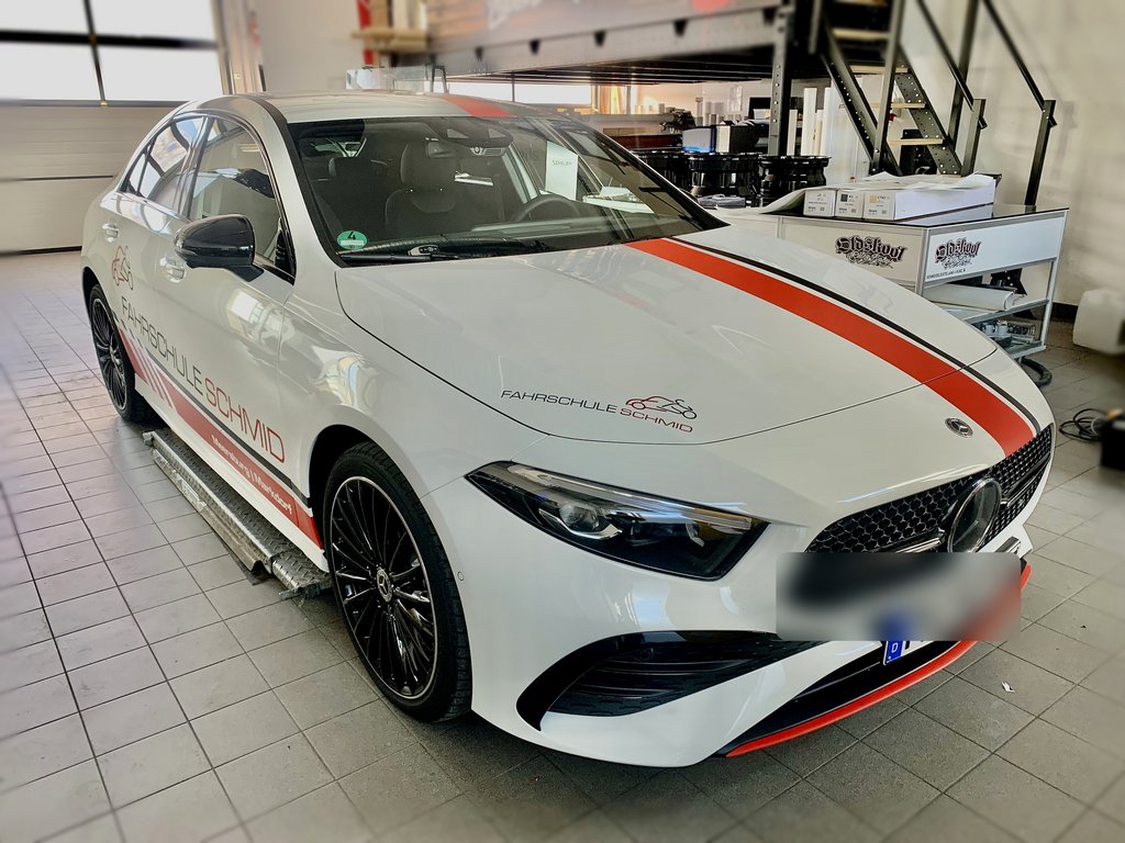 Mercedes A-Klasse mit Fahrschulbeschriftung
