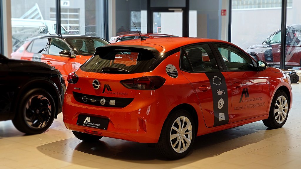Opel Corsa mit Mobilitätsservice-Beschriftung