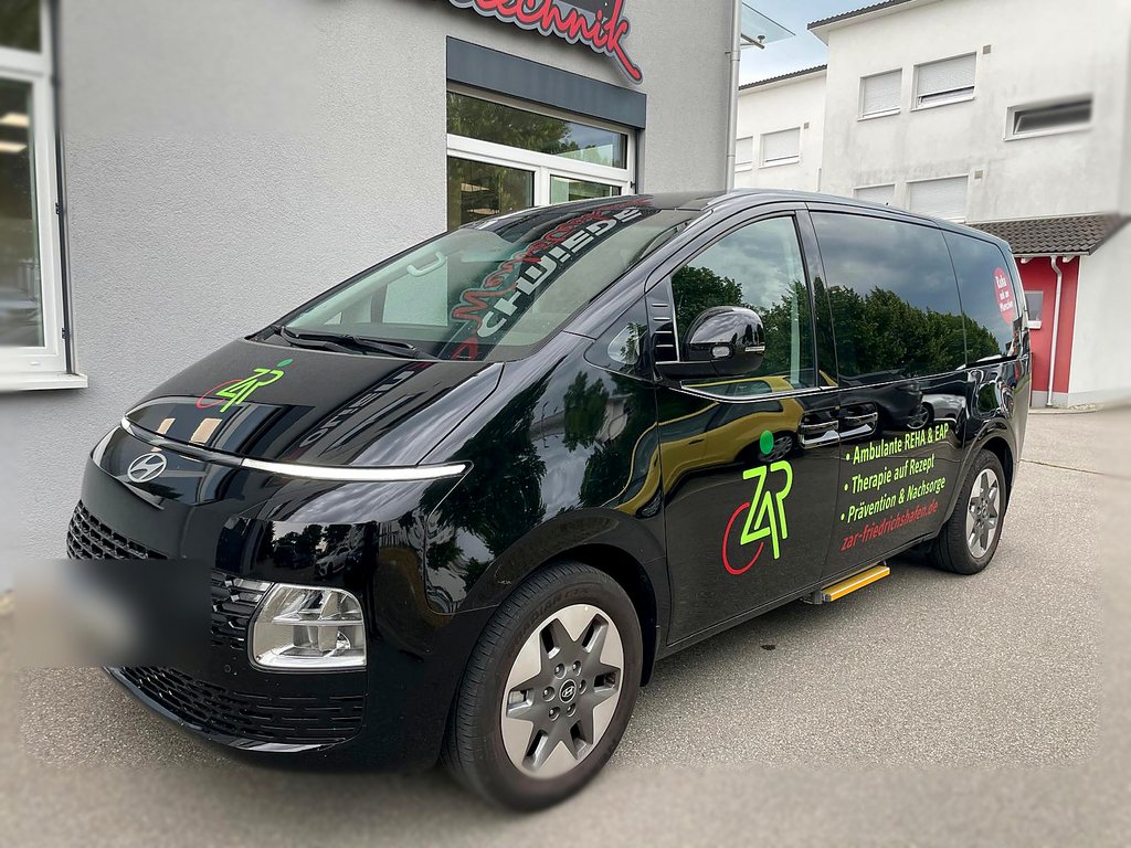 Fahrzeugbeschriftung eines Rettungsdienst-Transporters
