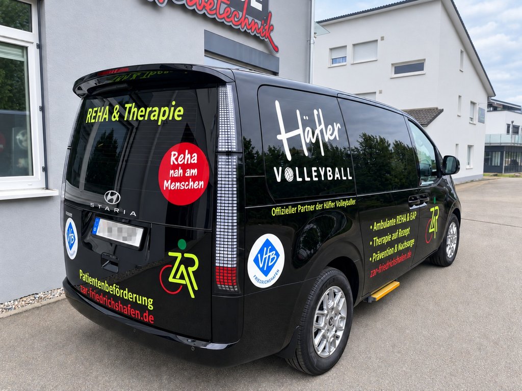 Fahrzeugbeschriftung und Tönungsfolie für ein Zentrum für ambulante Reha