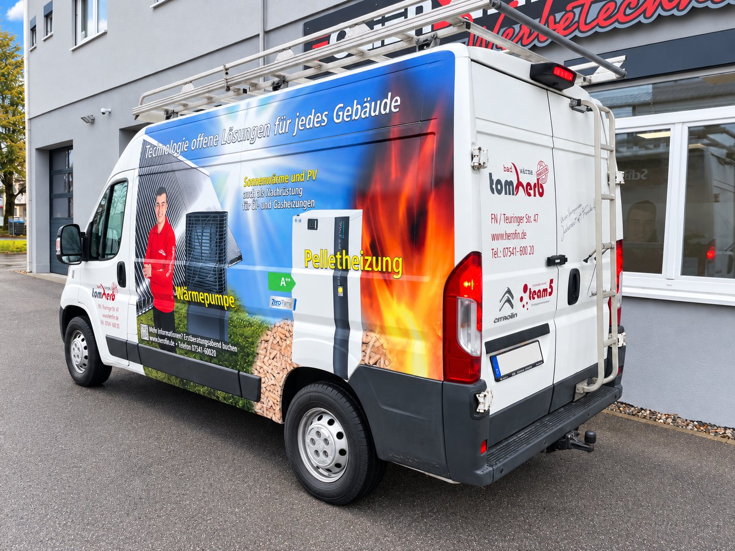 Citroën Jumper von bad & wärme tom herb mit großflächiger Fahrzeugbeschriftung für Heiztechnik