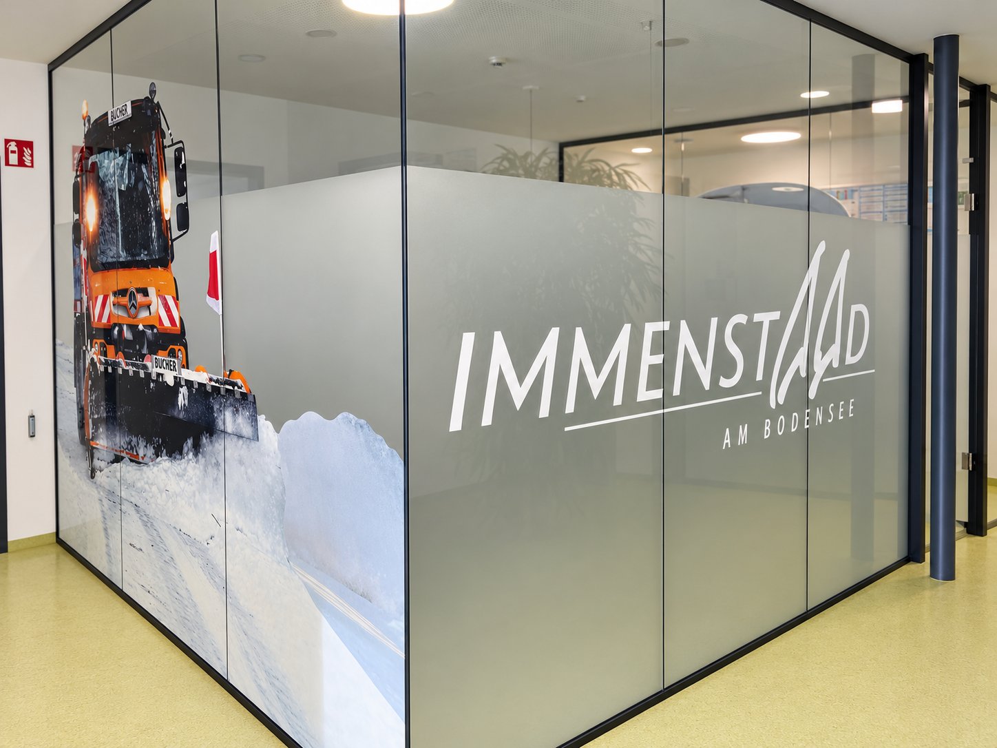 Glasdekor und bedruckte Glaswand mit Schneepflug-Motiv für die Gemeinde Immenstaad