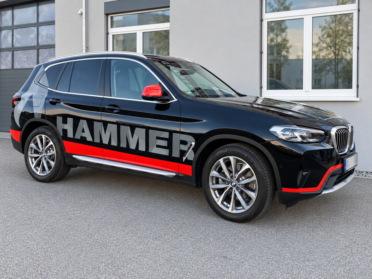 Schwarzer BMW X3 mit rot-grauer Fahrzeugbeschriftung für Hammer Heizungsbau