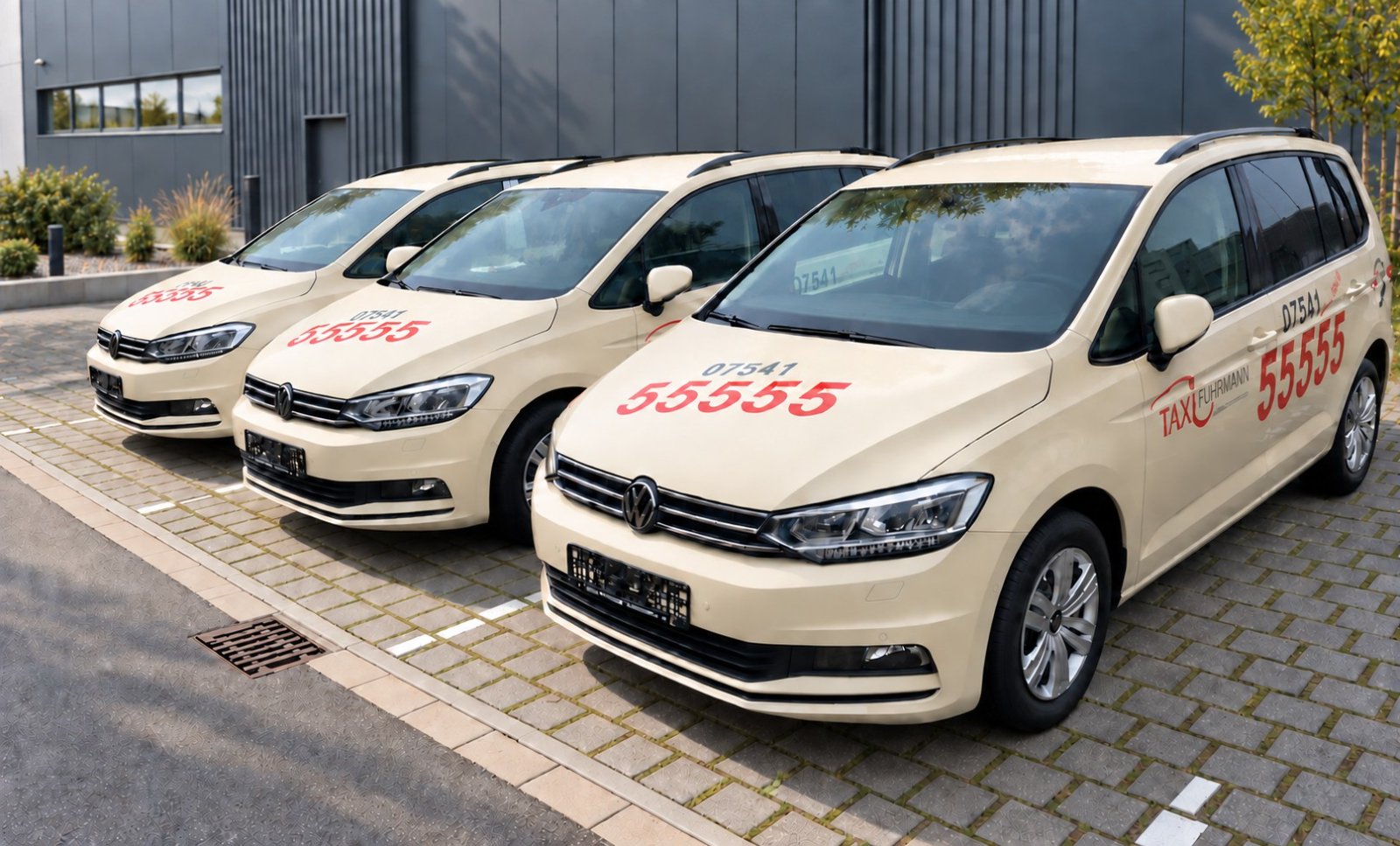 Drei beschriftete VW Touran im Fuhrpark von Taxi Fuhrmann in Friedrichshafen
